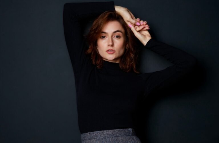 Bella Zafira dá vida à intensa cantora Adriana na série sáfica “A Última Música”